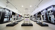 Foto: Black selves with many boots and shoes into large shoe store Black selves with many boots and shoes into large shoe store