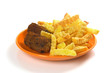 gebratene Fleischrollen auf orangem Teller mit Pommes Frites / f