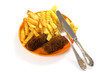 gebratene Fleischrollen auf orangem Teller mit Pommes Frites / f