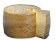 Queso manchego sobre fondo blanco.