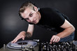 discjockey regelt mischpult