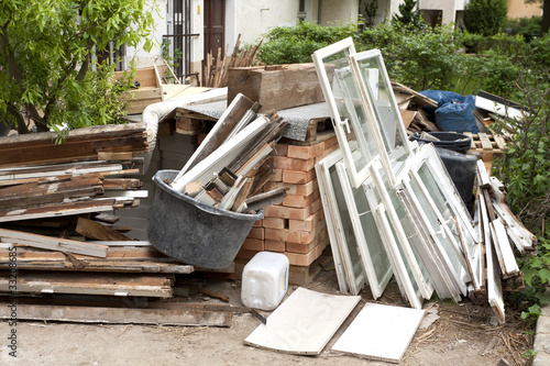 Photo: Baustelle mit Bauschutt und Fensterrahmen Baustelle mit Bauschutt und Fensterrahmen