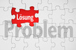 Puzzle mit rotem Hintergrund und Problem und Lösung