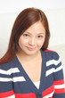 笑顔の若い女性