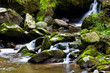 Bach mit Wasser und Steinen im Gebirge