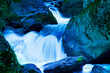 Bach mit Wasser und Steinen im Gebirge