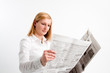 Junge Frau liest in der Zeitung