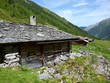 Almhütte mit Schindeldach und Kamin Almhütte mit Schindeldach und Kamin
