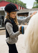 Foto: Mädchen mit pony Mädchen mit pony