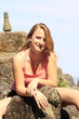 Blondine posiert auf Steinen Blondine posiert auf Steinen