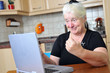 Seniorin mit Laptop