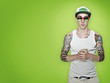 Junger Mann mit Tattoos