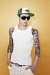 Junger Mann mit Tattoos