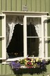 Fenster an schwedischem Holzhaus