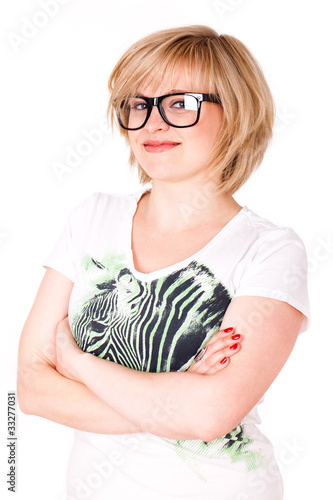 Foto: junge lächelnde Frau mit Nerdbrille junge lächelnde Frau mit Nerdbrille