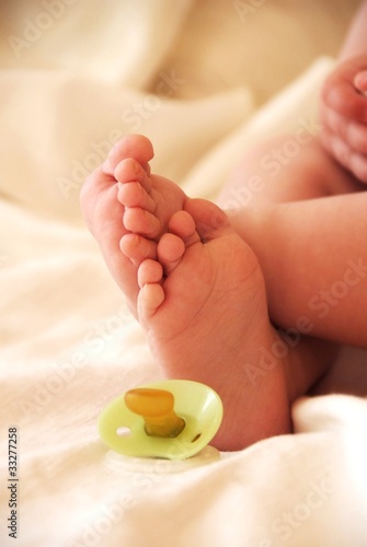 Foto: Babyfeet with pacifier Babyfeet with pacifier
