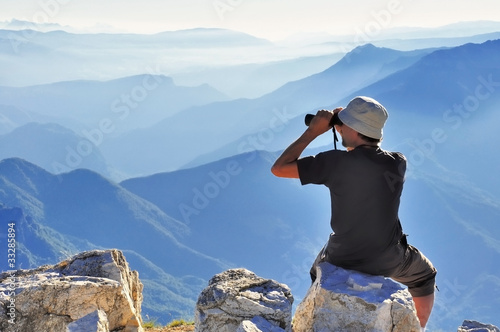 Foto: hommes aux jumelles scrutant l'horizon hommes aux jumelles scrutant l'horizon