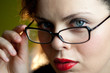 ragazza occhiali e sguardo sexy ragazza occhiali e sguardo sexy