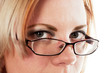 Frau schaut über ihre Brille