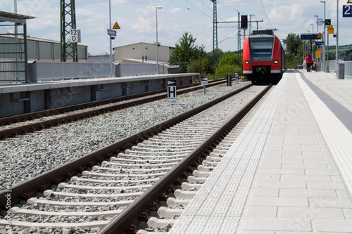 Foto: Bahnhof mit Schienen und Zug Bahnhof mit Schienen und Zug
