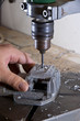 Foto: Drehender Bohrer mit Hand Drehender Bohrer mit Hand