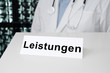 Schild in einer Arztpraxis - Leistungen