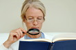 Frau liest ein Buch