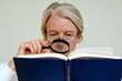 Frau liest ein Buch