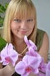 Junge Frau mit Orchideen