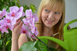 Photo: Junge Frau gießt Orchideen Junge Frau gießt Orchideen