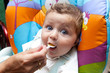 bébé qui mange à la cuillère
