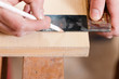 Foto: Tischler oder Schreiner mit Anschlagwinkel und Bleistift Tischler oder Schreiner mit Anschlagwinkel und Bleistift