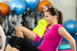 Leute im Fitnessstudio mit Steppbrett