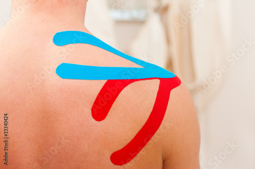 Foto: Patient at the physiotherapy with tape Patient at the physiotherapy with tape