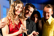 Leute mit Drinks in Bar oder Club