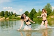 Zwei glückliche Frauen haben Spaß am See