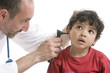 Otoscopie chez un garçon de 4 ans Otoscopie chez un garçon de 4 ans