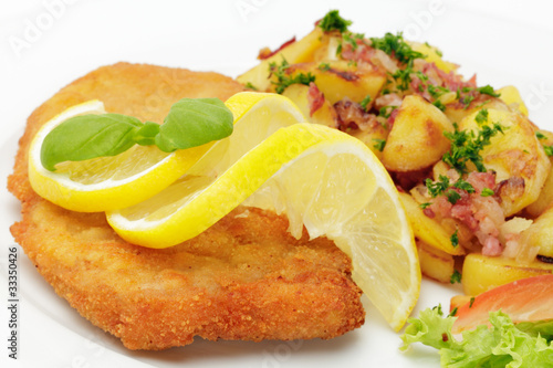 Photo: Schweineschnitzel Wiener Art mit Bratkartoffeln Schweineschnitzel Wiener Art mit Bratkartoffeln