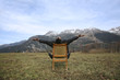 uomo in poltrona in mezzo alla natura uomo in poltrona in mezzo alla natura