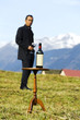 uomo in esterno con bottiglia di vino uomo in esterno con bottiglia di vino