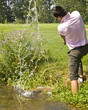 Golfspieler am Wasserhindernis