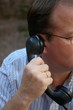 Mann mit altmodischen Telefonhörer