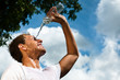 Foto: sportsman throwing water over his head for refreshment sportsman throwing water over his head for refreshment