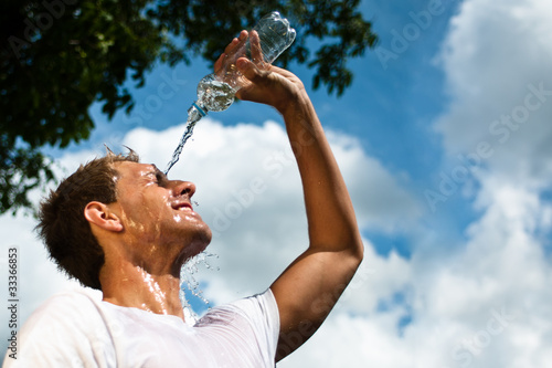Foto: sportsman throwing water over his head for refreshment sportsman throwing water over his head for refreshment