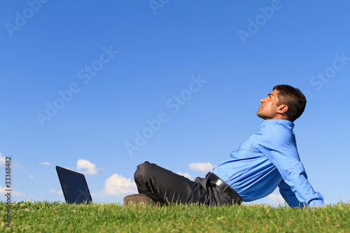 Foto: businessman relaxing at the park businessman relaxing at the park