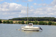étang et bâteau de plaisance