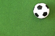 Foto: Kunstrasen mit Spielfeld und Fußball Kunstrasen mit Spielfeld und Fußball