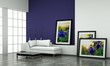 Wohndesign - weisses Sofa vor blauer Wand