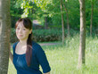 木陰に立つ女性
