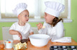 Kinder beim Backen